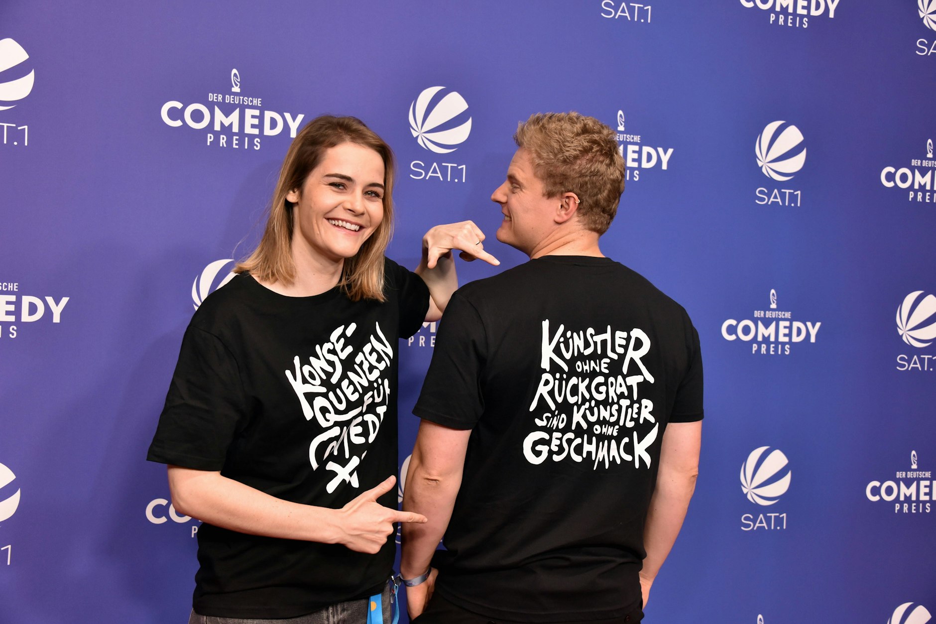 Beim Deutschen Comedypreis im Jahr 2021 trugen Hazel Brugger und ihr Partner Thomas Spitzer T-Shirts mit der Aufschrift "Konsequenzen für Comedian XY" und "Künstler ohne Rückgrat sind Künstler ohne Geschmack".