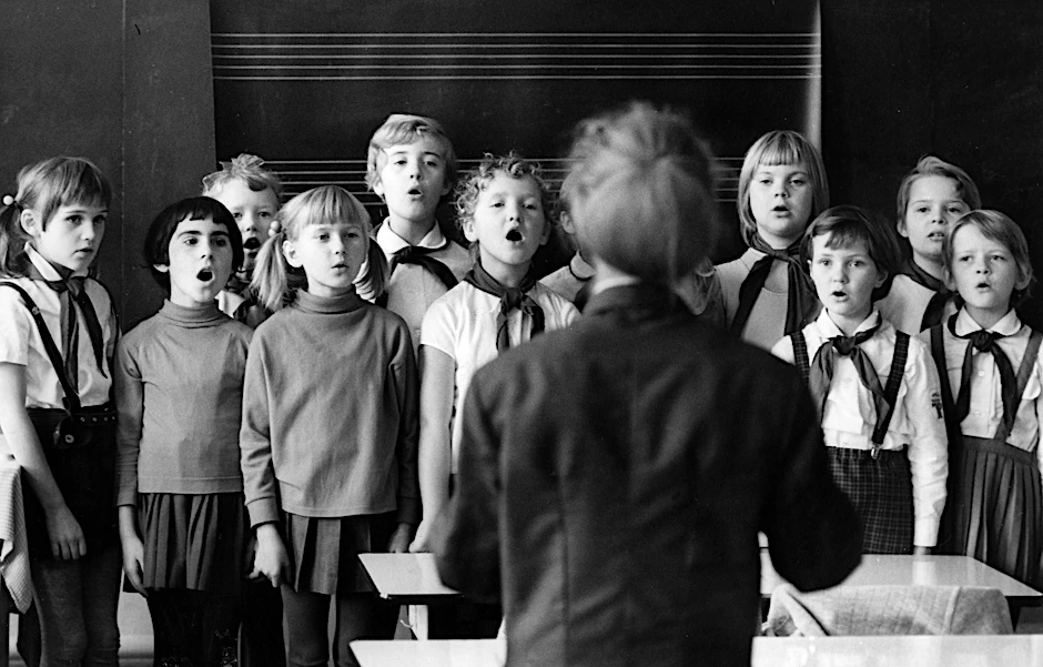 1970: Pioniere und Lehrerin singen ein Lied zum Start in den Unterrichtstag.