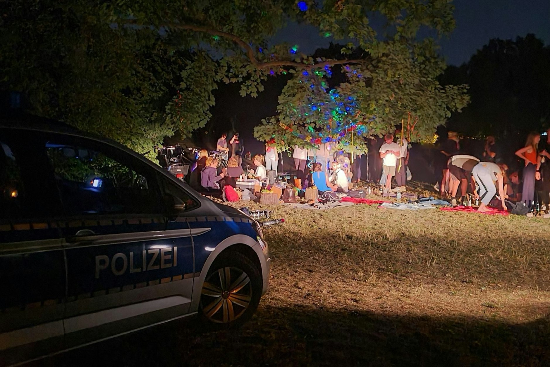 Juli 2020: Die Polizei räumt die Hasenheide, in der 5000 Personen illegal feiern.
