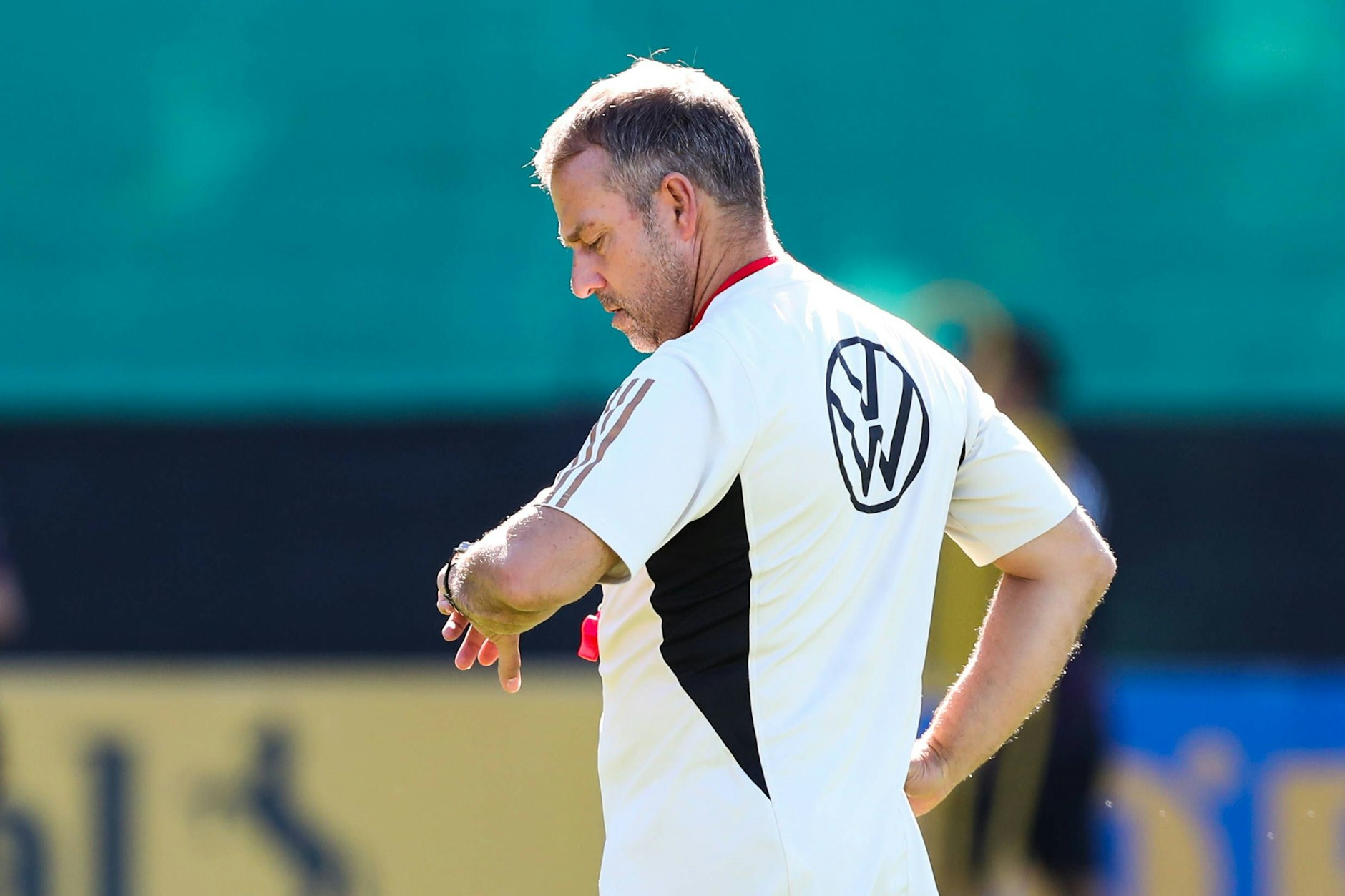 Hansi Flick blickt auf seine Uhr – läuft die Zeit des Bundestrainers beim DFB bald ab?