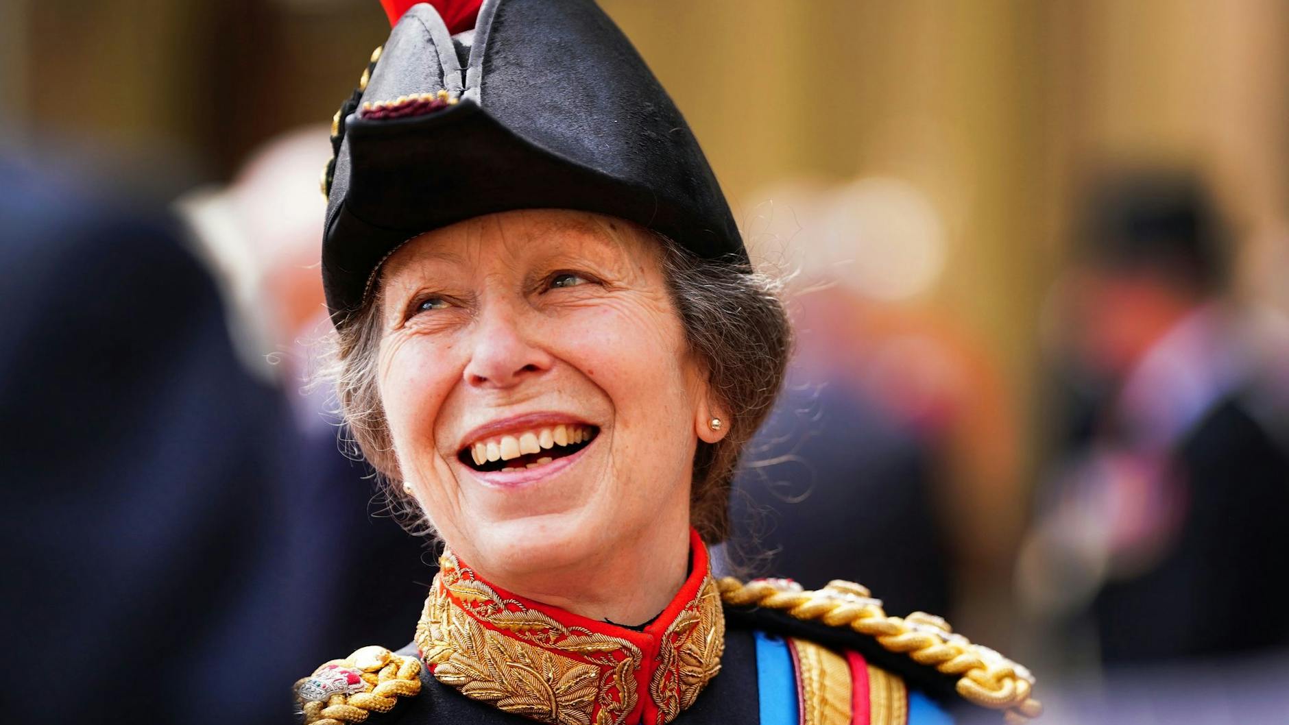 Prinzessin Anne gilt als diszipliniert, wirkt burschikos und volksnah. Auf Bildern sieht man die jüngere Schwester von König Charles III. oft lachen. 