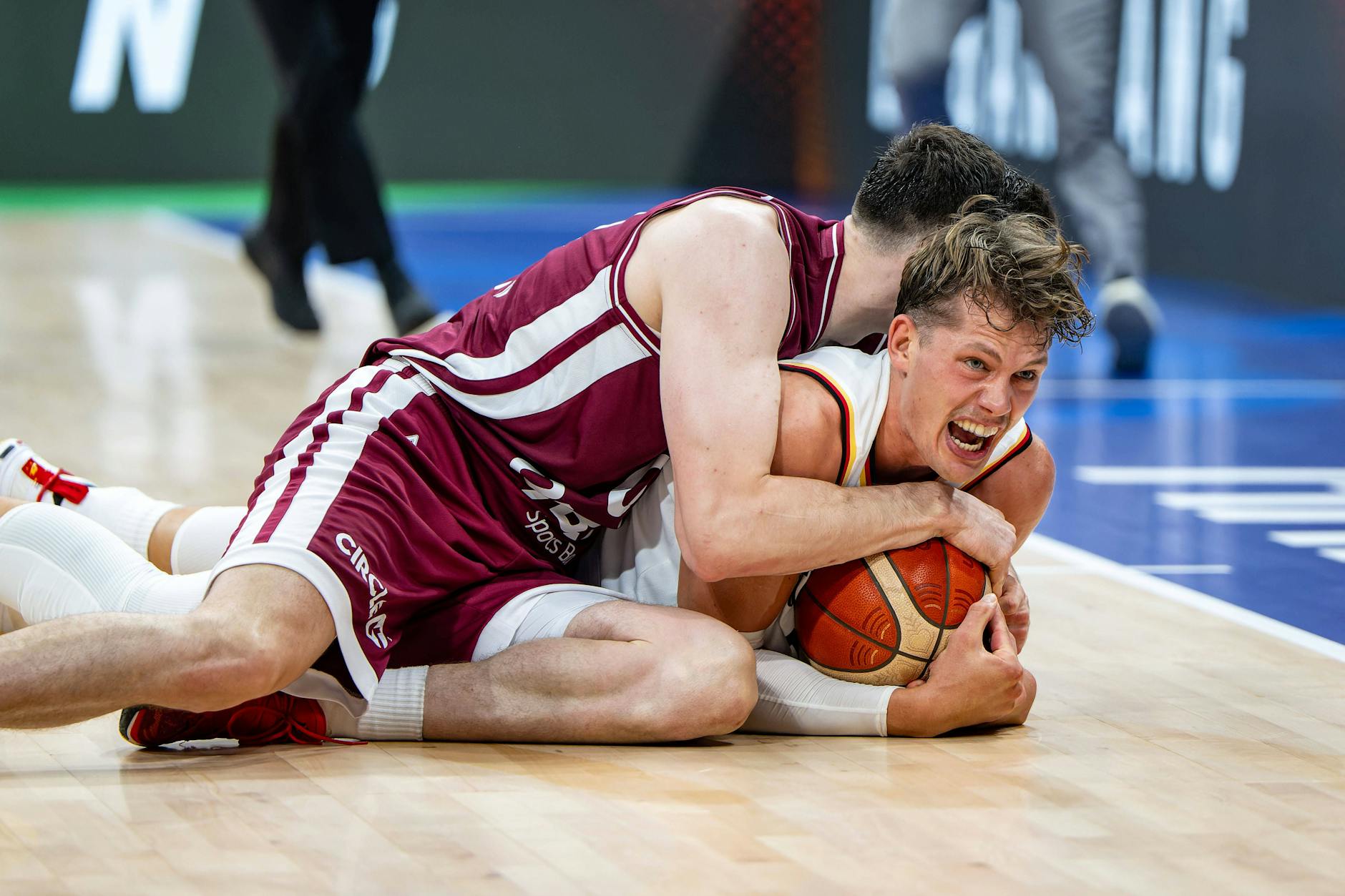 Genauso wichtig wie jeder Punkt der deutschen Basketballer: der Einsatzwille und Kampf von Moritz Wagner (r.) um jeden Ball
