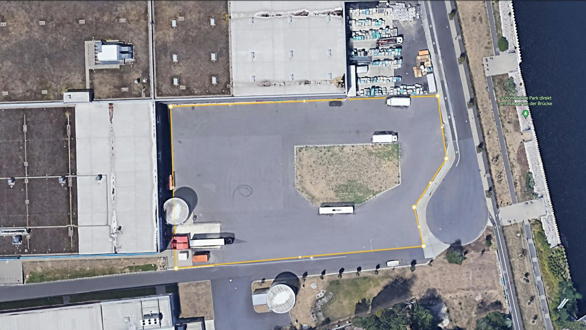 Viel Platz zum Üben, aber ein betrunkener Fahranfänger krachte auf diesem Parkplatz in Schöneweide in einen Lkw.