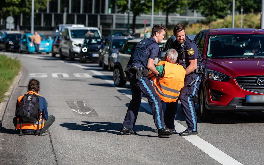 Berliner Gericht sagt Termin ab: 64-jähriger Klima-Kleber sitzt schon in Bayern ein