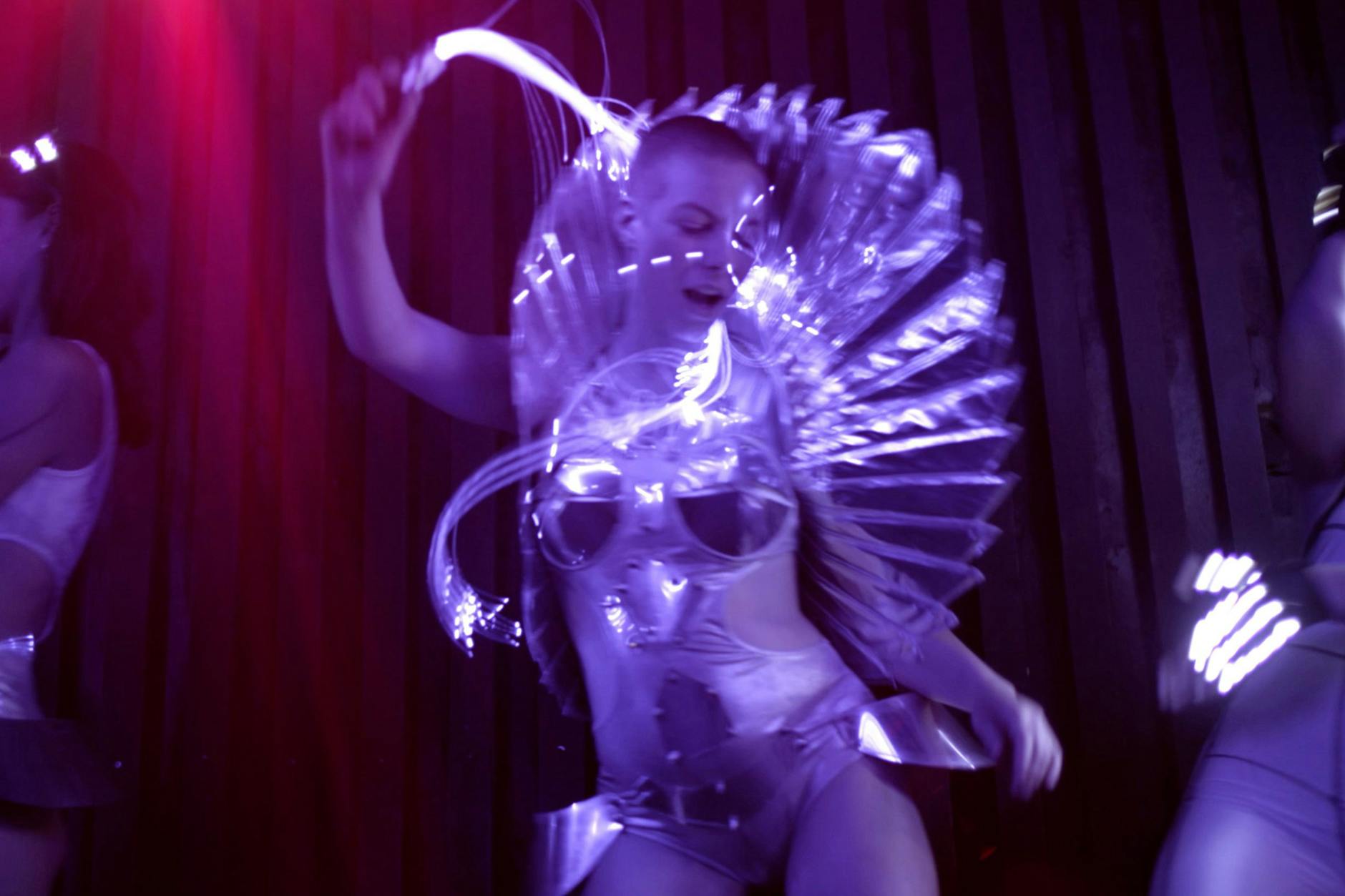 Das Tanzkollektiv ArtEmiss beim Tanzen: Die dreiteilige Doku-Reihe „Exzess Berlin – Hauptstadt der Clubs“ erkundet das heutige Berliner Nachtleben und erzählt zugleich aus fünf Jahrzehnten Clubkultur.