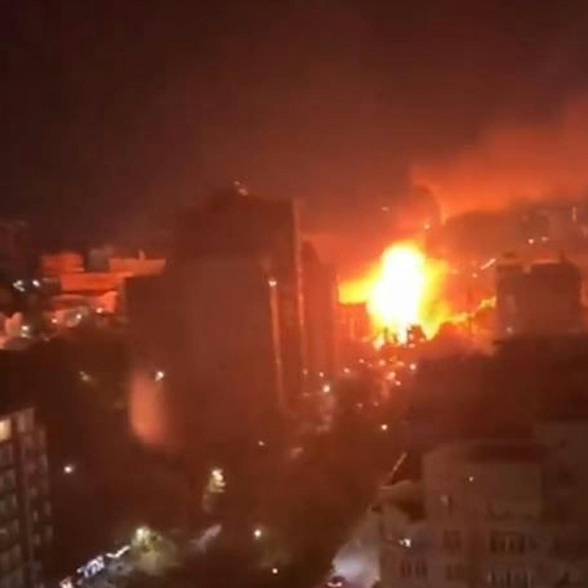 Angriffe auf Russland: Flugabwehr schießt Drohnen ab – Video zeigt Explosion