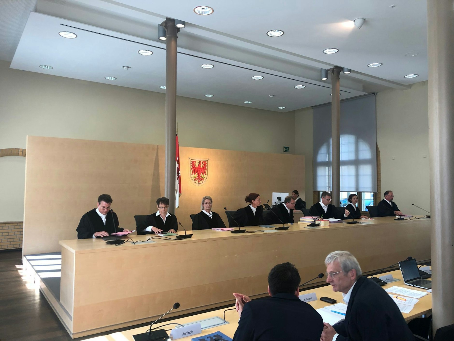 Das Verfassungsgericht Brandenburg mit Markus Möller (5.v.l), Präsident des Brandenburger Verfassungsgerichts, verhandelt mündlich über eine Klage der AfD-Landtagsfraktion.