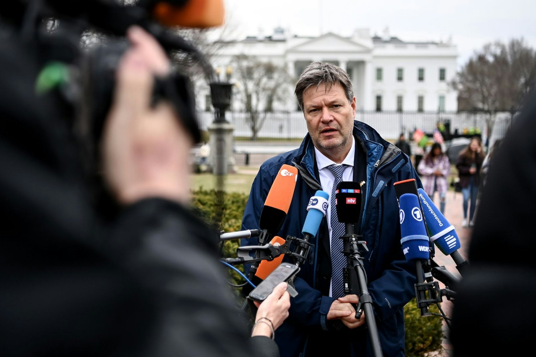 Wirtschaftsminister Robert Habeck vor dem Weißen Haus in Washington.