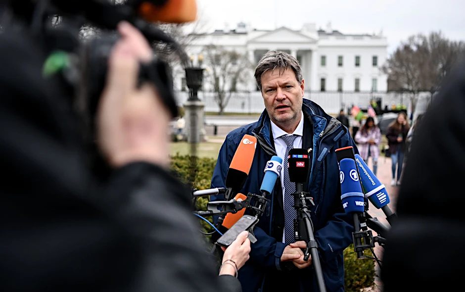 Wirtschaftsminister Robert Habeck vor dem Weißen Haus in Washington.