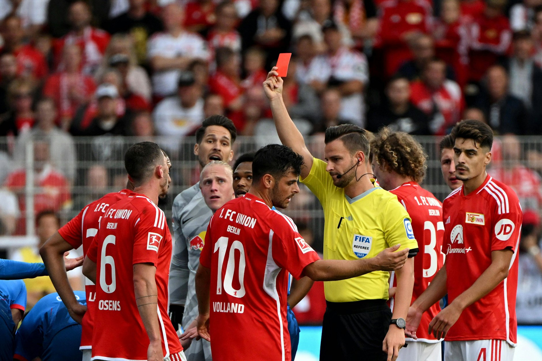 Schiedsrichter Daniel Schlager zeigt dem Stürmer Kevin Volland vom 1. FC Union nach einem groben und dummen Foul die Rote Karte.