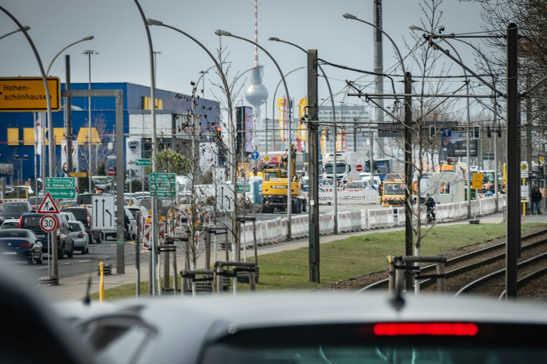 In der Landsberger Allee kostet die Auto-Versicherung deutlich mehr – wenn man am falschen Ende wohnt.