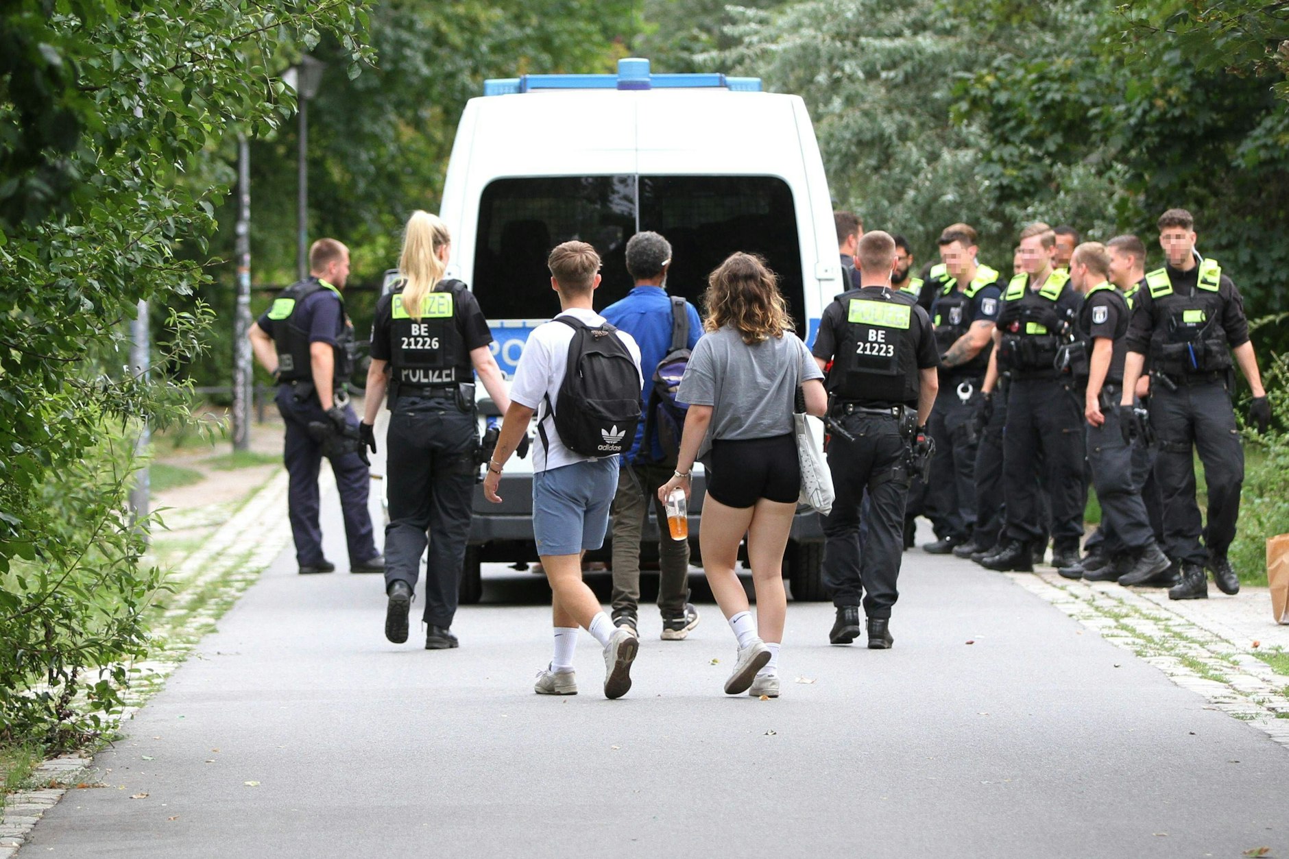 Polizeieinsatz im Görlitzer Park, Polizisten kontrollieren einen Mann, der im Verdacht steht, mit Drogen gehandelt zu haben.
