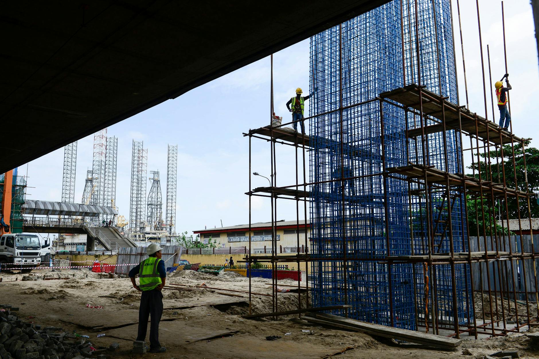 Bauarbeiten an einer Eisenbahnüberführung im Hafen von Lagos durch das chinesische Unternehmen CCECC.