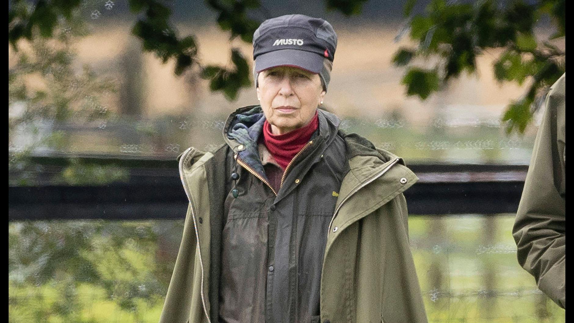 Macht selbst im Regenumhang eine gute Figur: Prinzessin Anne