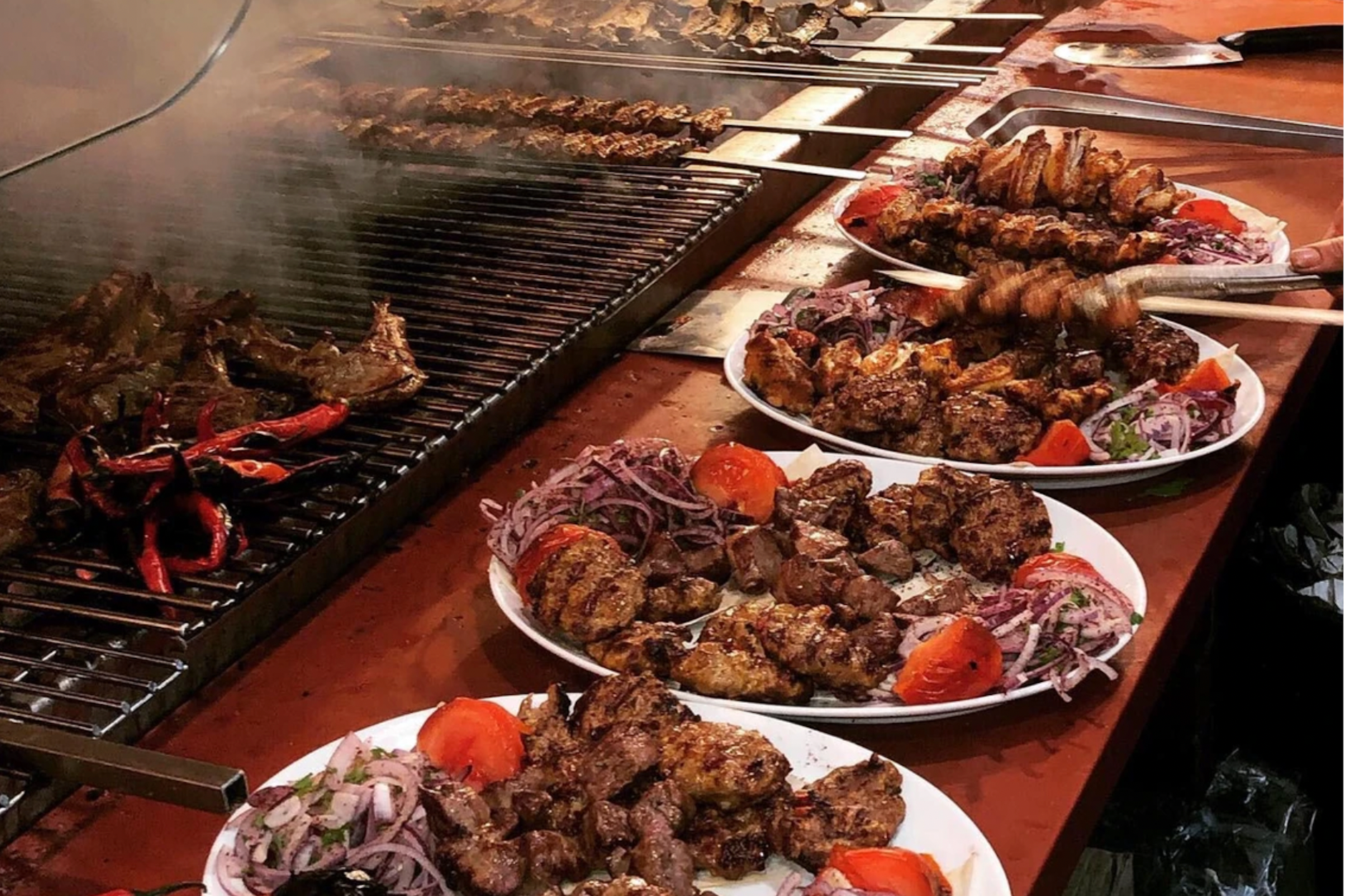 Wo sich angenehme Gespräche und Besteckgeklapper mischen: im Adana Grillhaus.