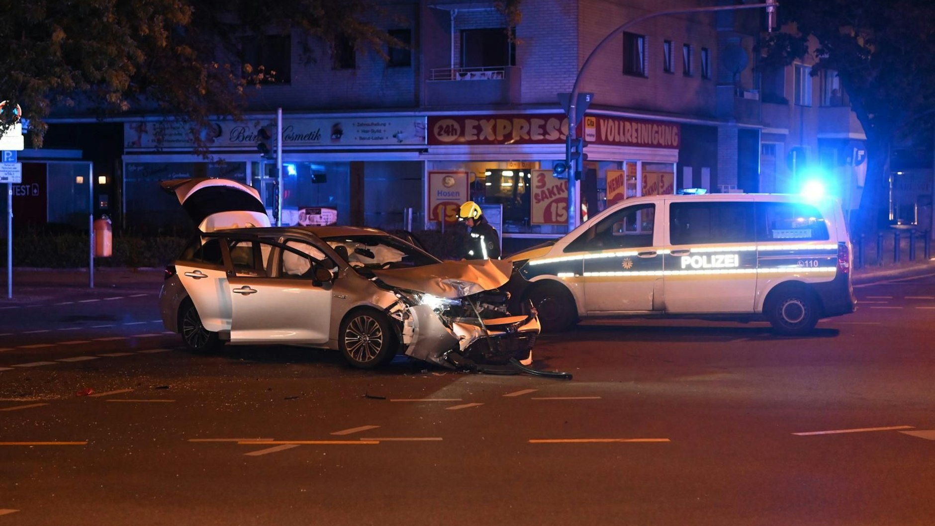 Polizei am Unfallort in Wilmersdorf.