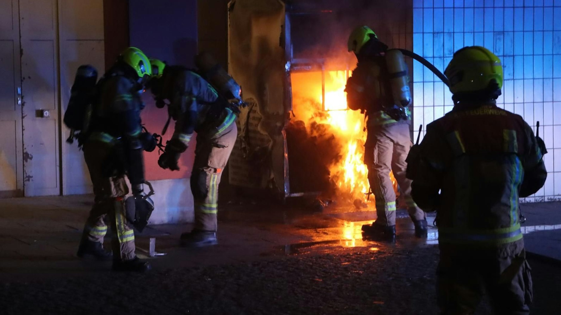 In Kreuzberg stand in der Nacht ein Kleidercontainer in Flammen.