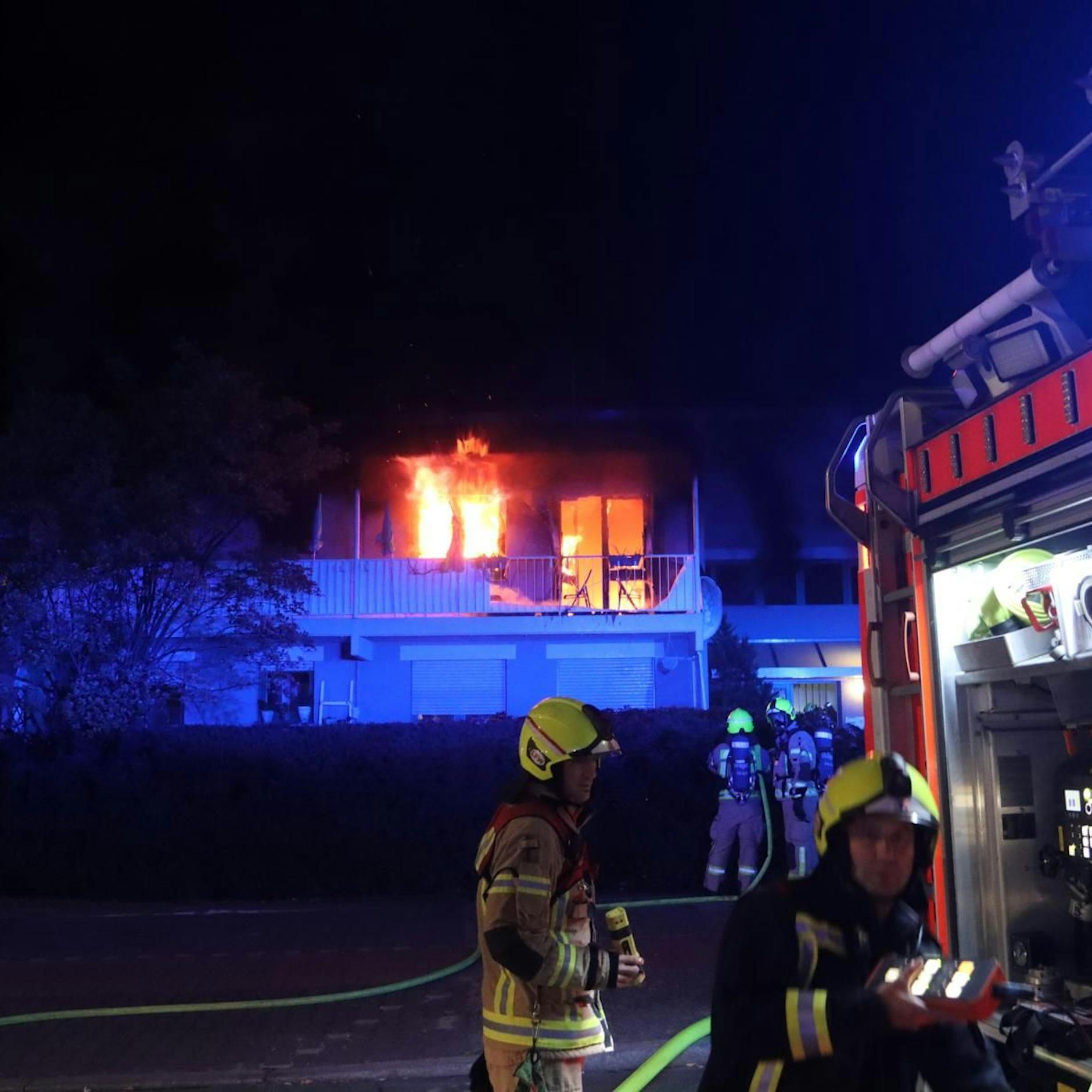Feuer-Drama in Neukölln: Meterhohe Flammen aus Mietwohnung