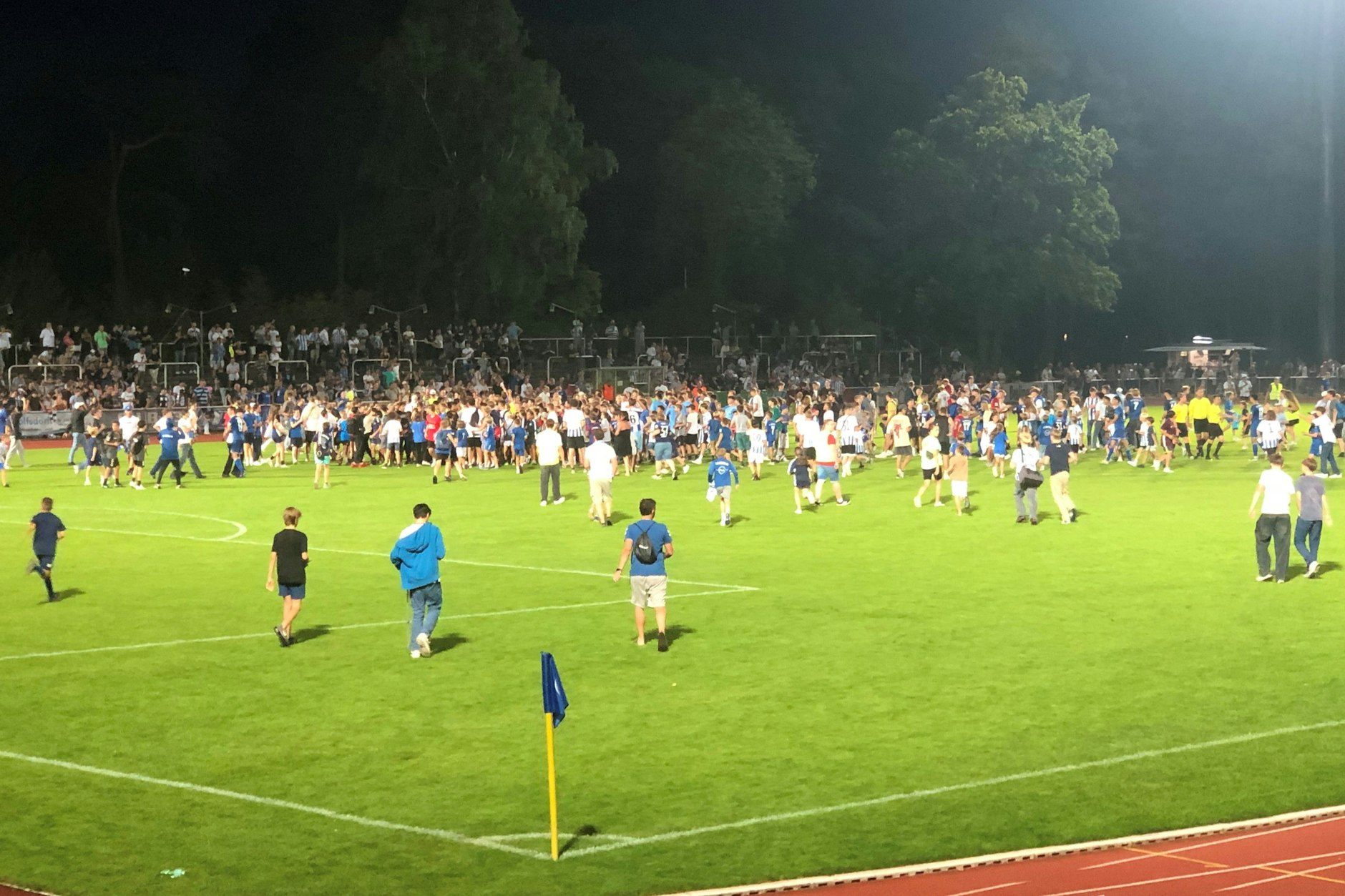 Abpfiff nach Herthas 4:1-Test in Zehlendorf. Junge Fans stürmen den Platz, um ein Autogramm oder ein Selfie mit Internet-Star Nader El-Jindaoui zu bekommen.