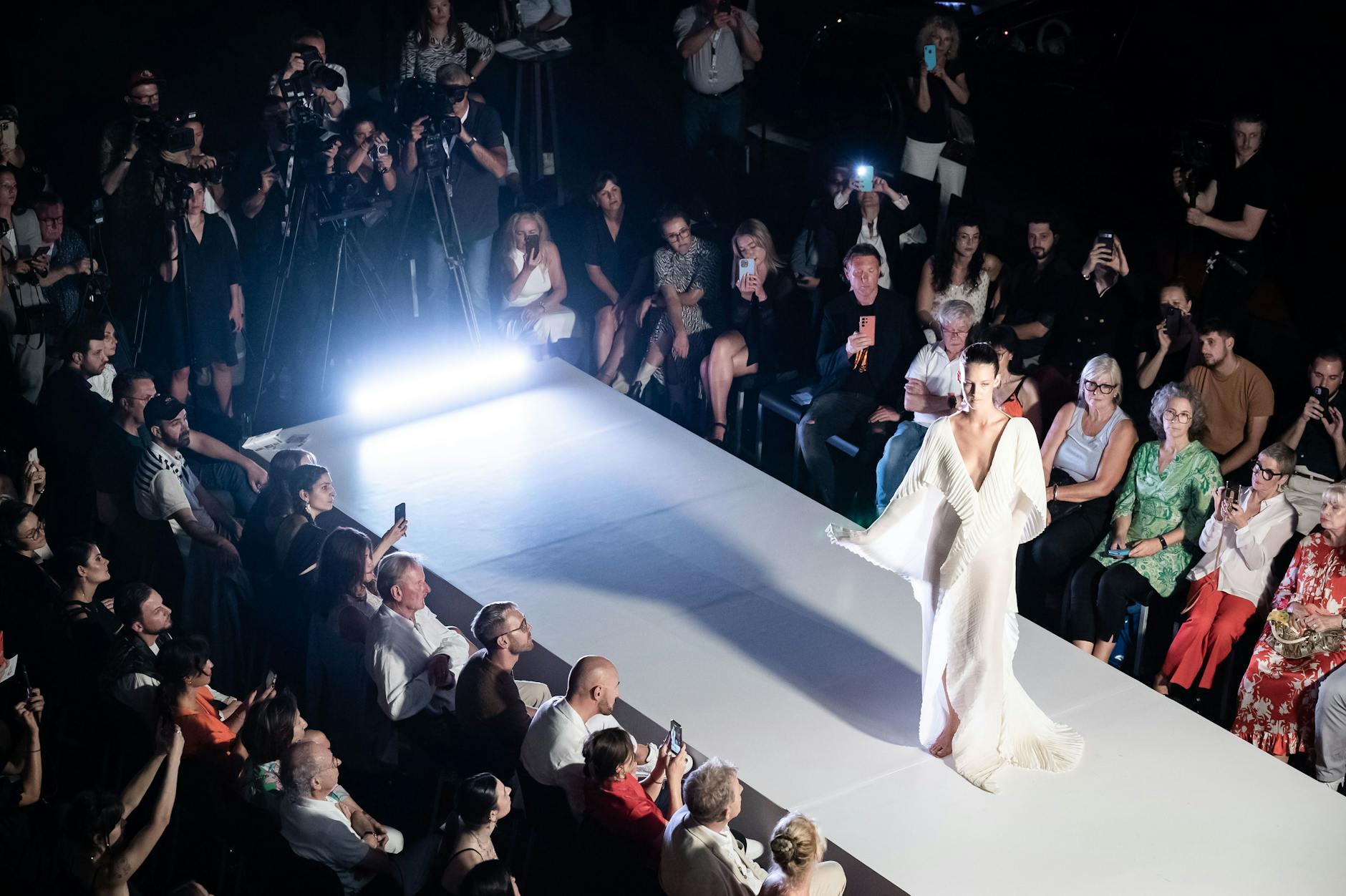 Braut- und Abendgarderobe von Chana Marelus.