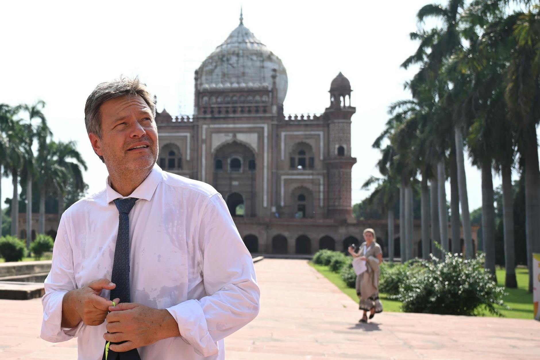Wirtschaftsminister Robert Habeck vor dem Safdarjung Mausoleum in Neu-Delhi während seiner Reise nach Indien im Juli 2023.