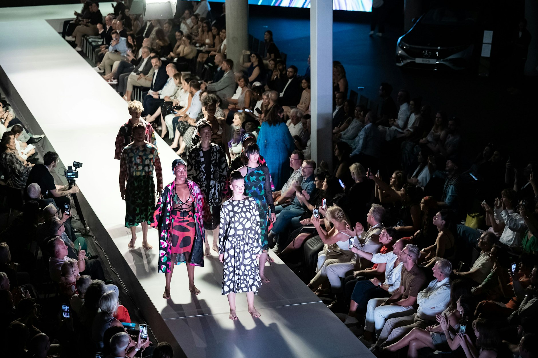 Bunte Kleidung von der ursprünglich aus Kiew stammenden Designerin Lubov Malikova.