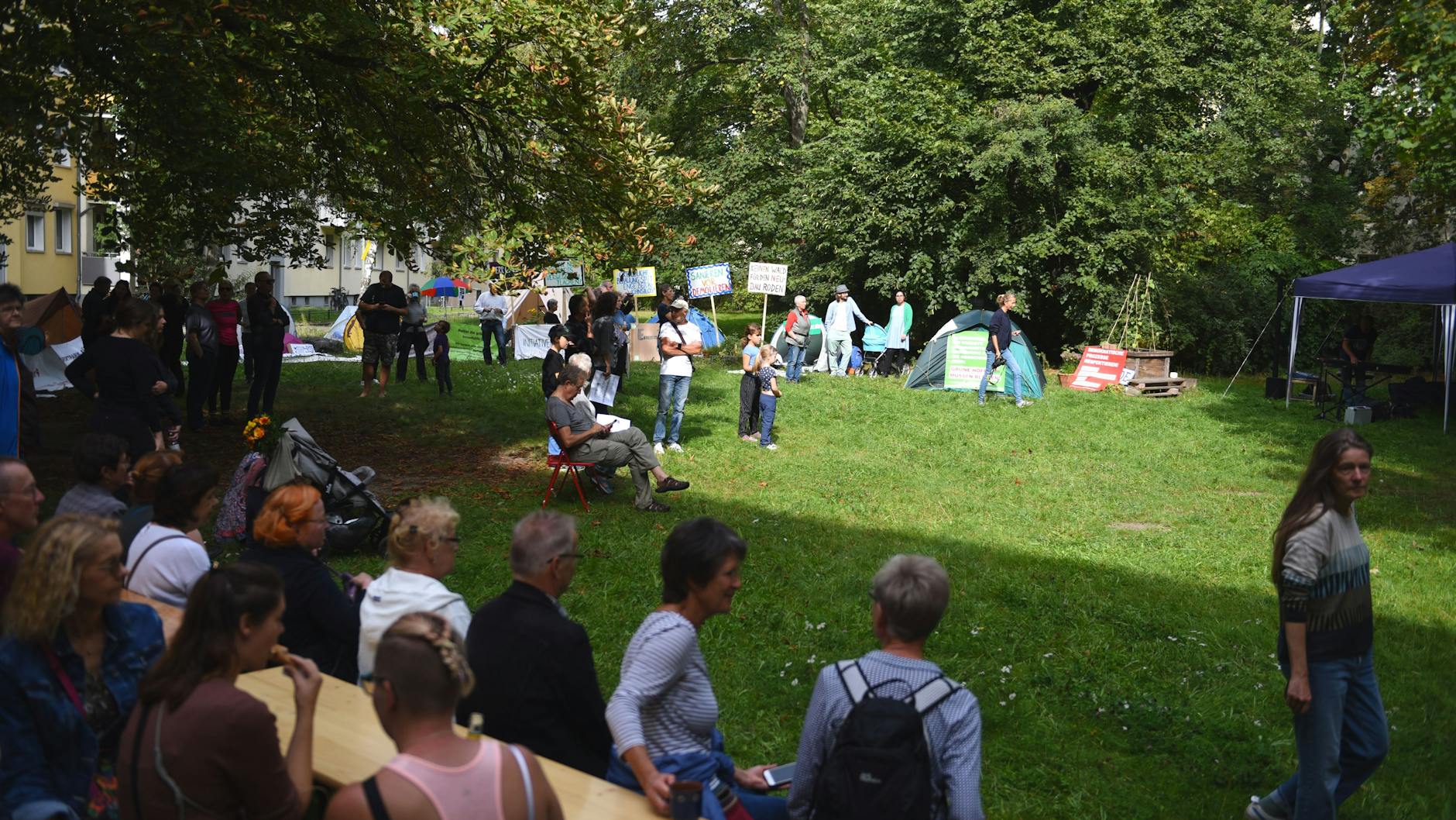 Seit vielen Monaten finden auf der größten Wiese in den Höfen Anwohner Konzerte statt. Diesen Sonntag gibt es eine Lesung für den verstorbenen Dichter Bert Papenfuß. 