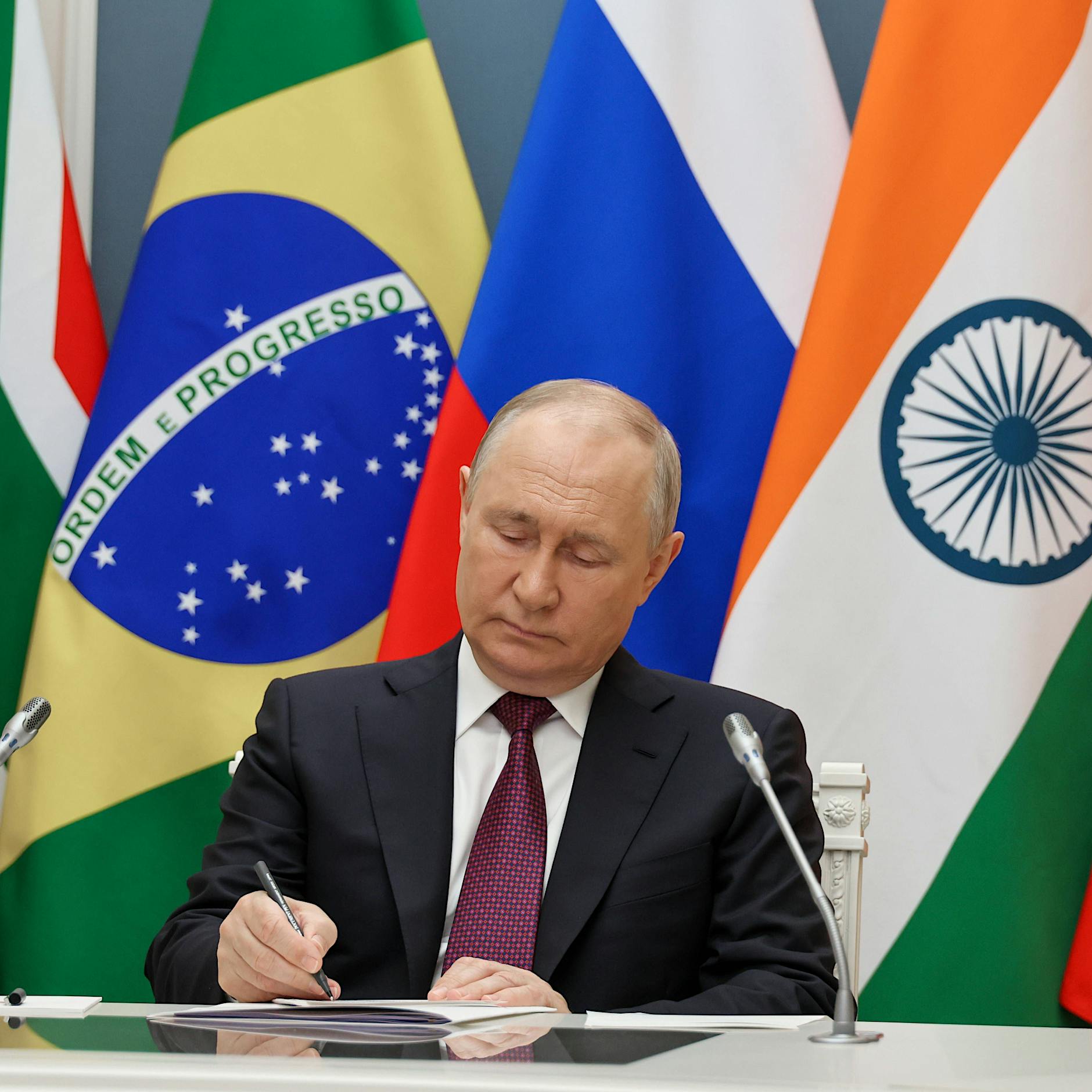 Neuer Bericht: Wegen Sanktionen – Russland bittet China und Saudi-Arabien um Hilfe