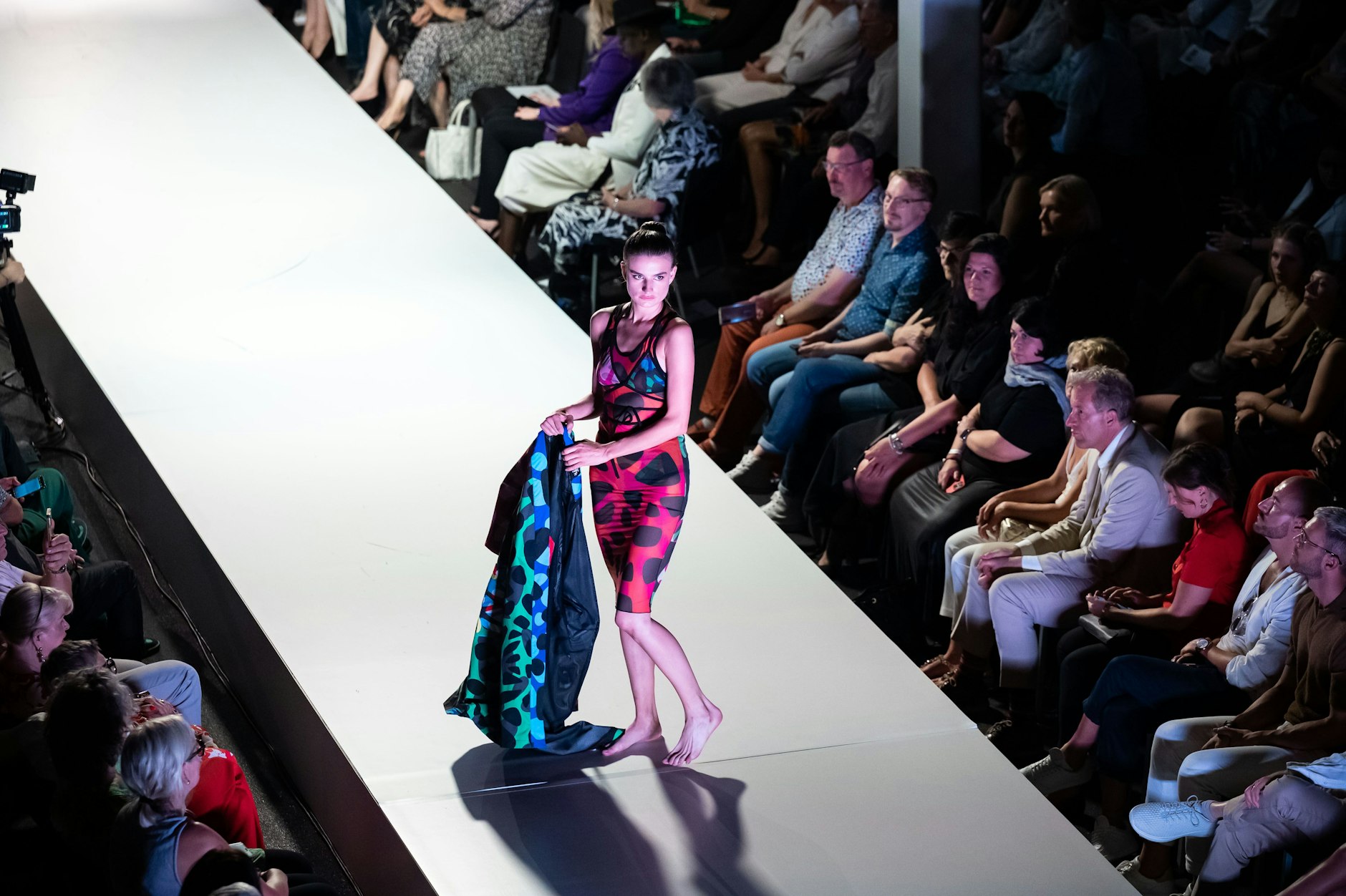 Barfuß bewegt wurde sich für das Label DIS/ORDER von Lubov Malikova.