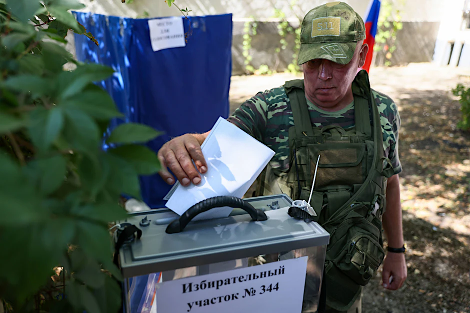 Ein Russe gibt während einer vorgezogenen Stimmabgabe im Vorfeld des 10. Septembers, dem Tag der einheitlichen Wahlen in Russland, seine Stimme ab.