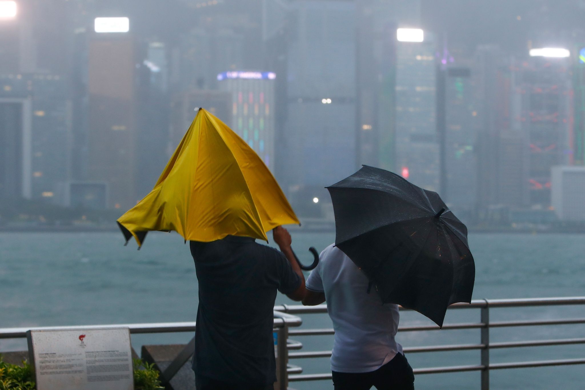 Über 100 Verletzte Nach Rekordregen In Hongkong