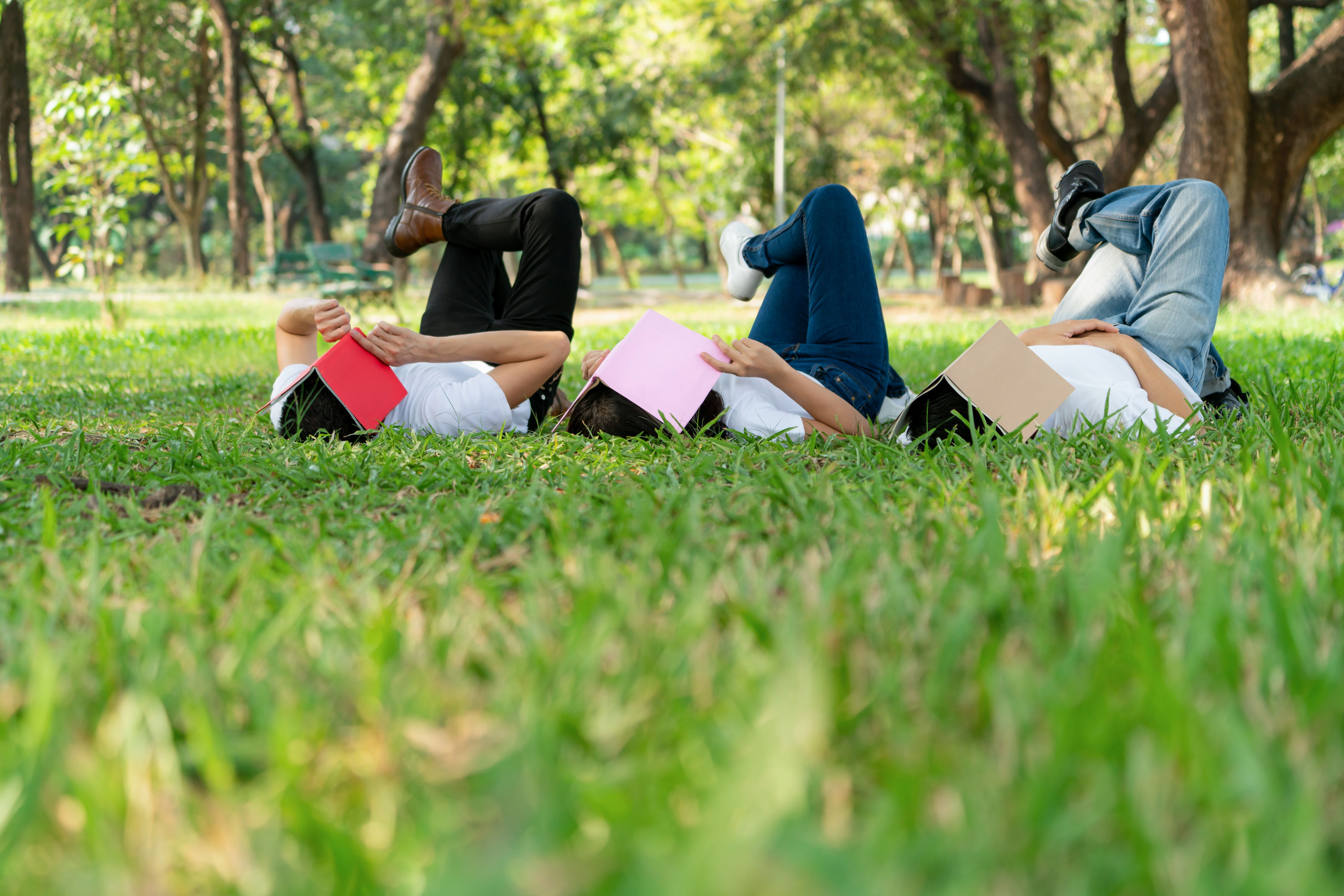 Image - Olympiade der Faulen: Teilnehmer liegen für den Titel „faulster Bürger“ auf dem Boden in Montenegro
