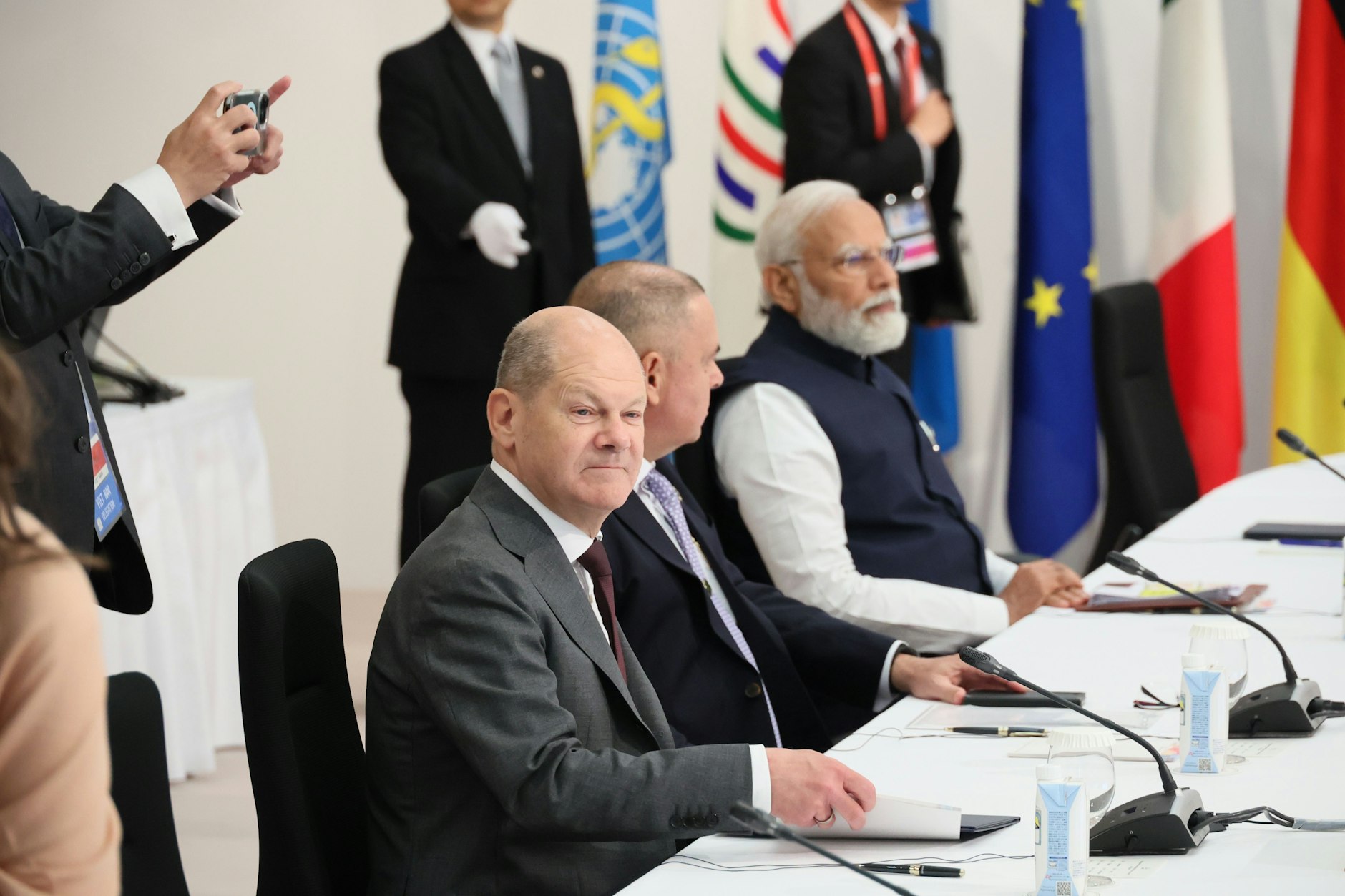 Bundeskanzler Olaf Scholz, Premierminister der Cookinseln&nbsp;Mark Brown und Premierminister von Indien Narendra Modi&nbsp;nehmen am 20. Mai 2023 an einer Arbeitssitzung im Rahmen des G7-Gipfels in Hiroshima teil.&nbsp;
