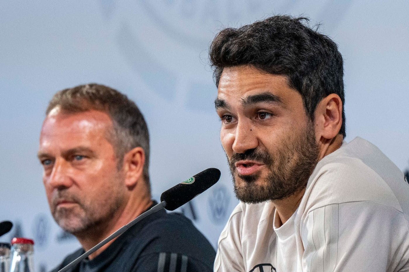 Bundestrainer Hansi Flick (l.) ernennt Ilkay Gündogan zum Kapitän gegen Japan.