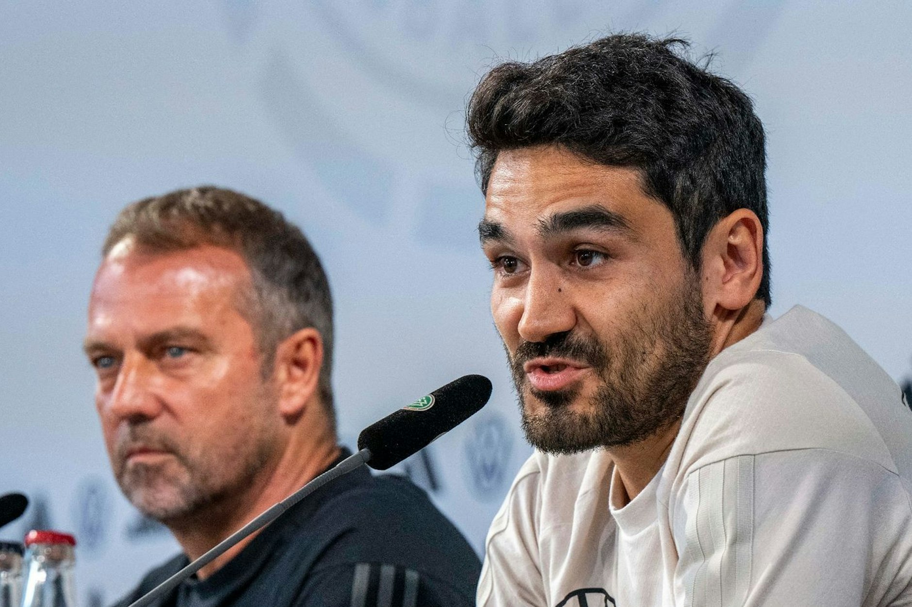 Bundestrainer Hansi Flick (l.) ernennt Ilkay Gündogan zum Kapitän gegen Japan.