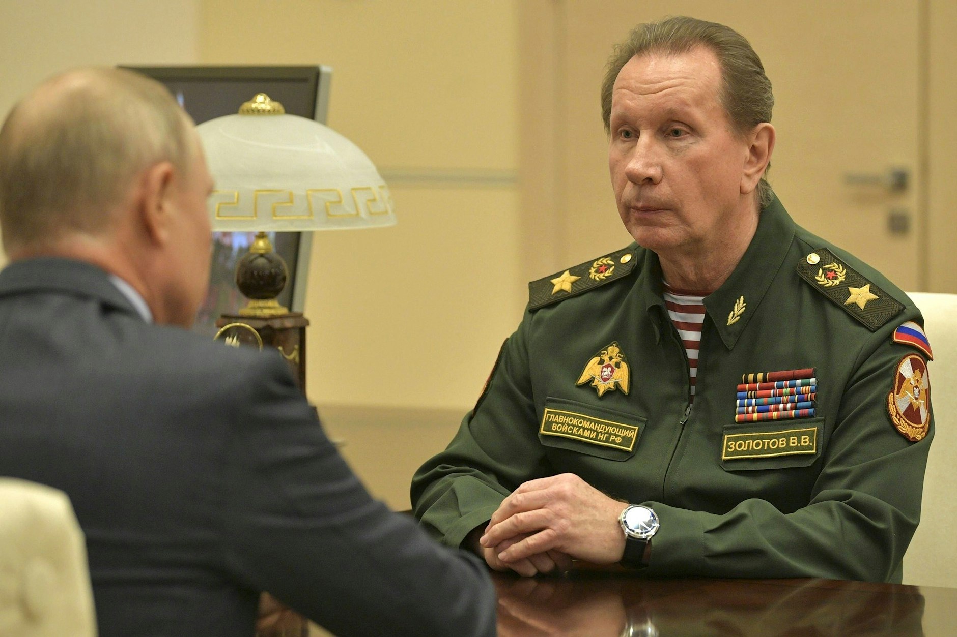 Der russische Präsident Wladimir Putin bei einem Treffen mit dem Kommandeur der russischen Nationalgarde Wiktor Solotow (Archivbild).