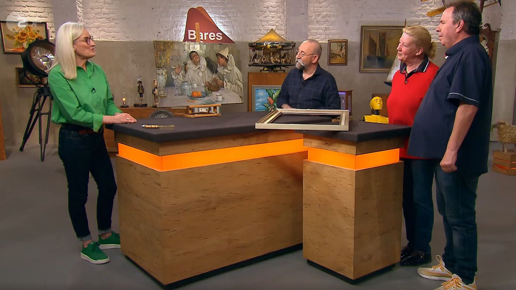 Die Kandidaten Irene und Titus mit Horst Lichter und „Bares für Rares“-Expertin Dr. Friederike Werner bei der Expertise.