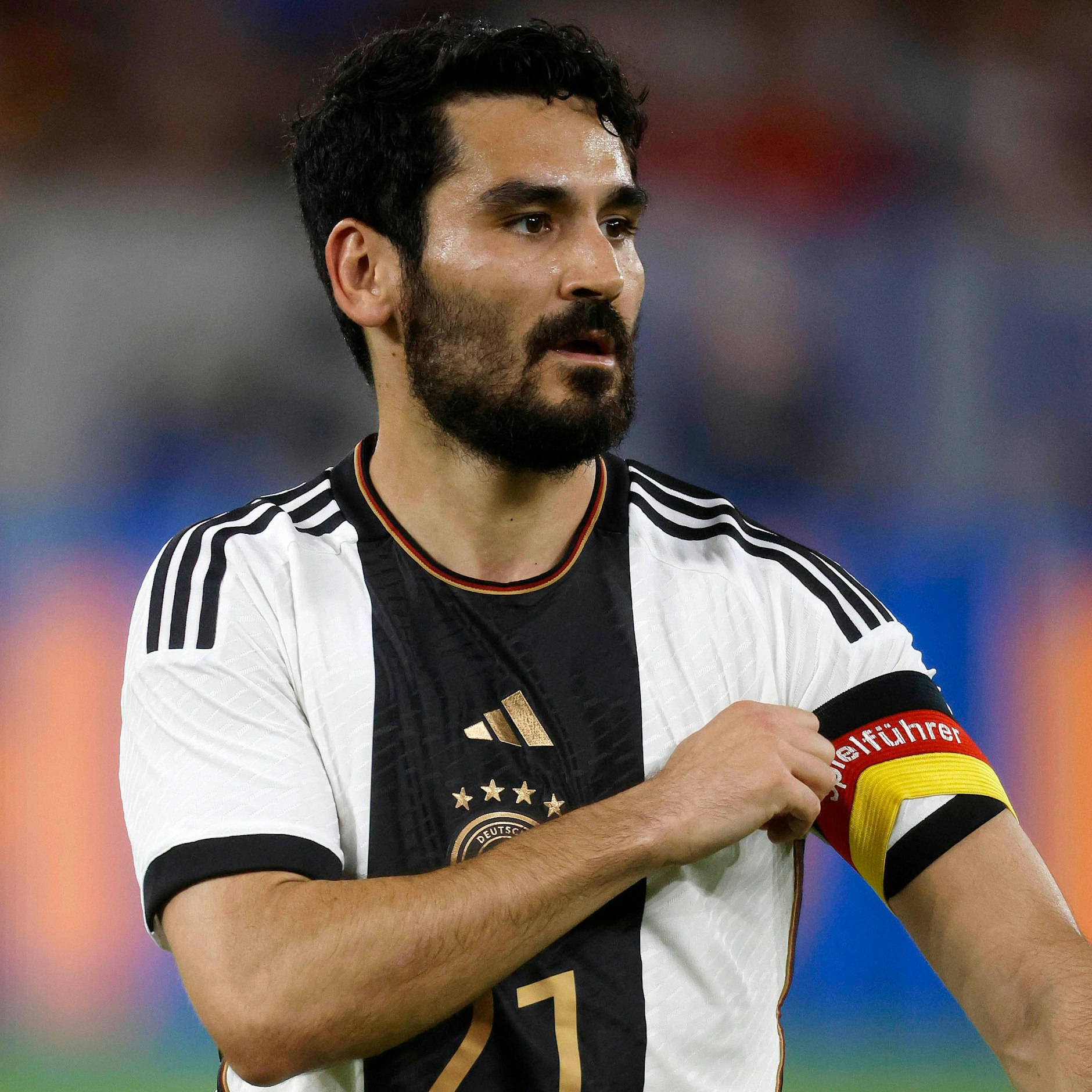 Ilkay Gündogan übte beim 0:2 im Juni in Gelsenkirchen gegen Kolumbien schon mal mit der Binde.