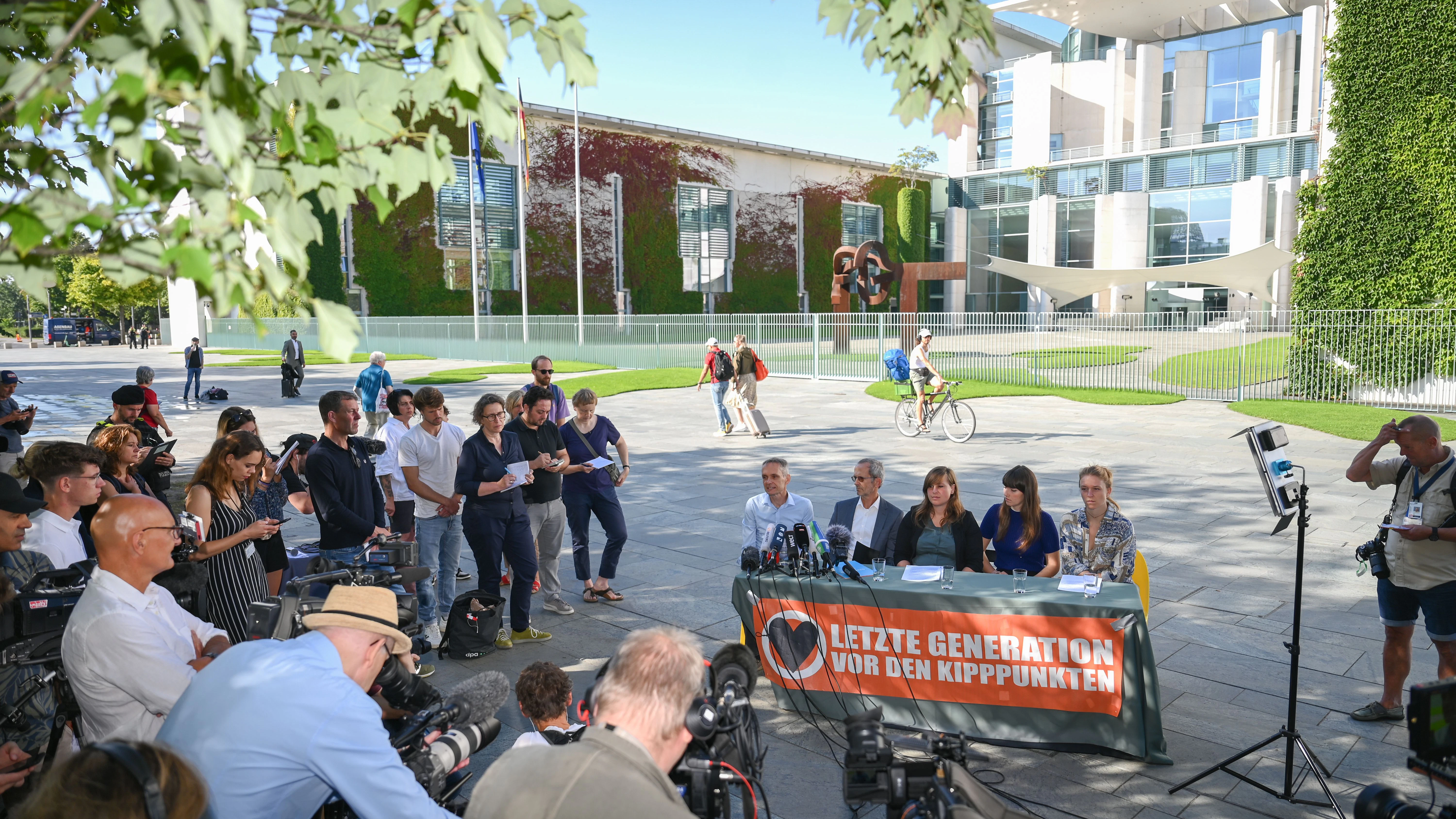 Die Letzte Generation gab ihre Pressekonferenz vor dem Kanzleramt.
