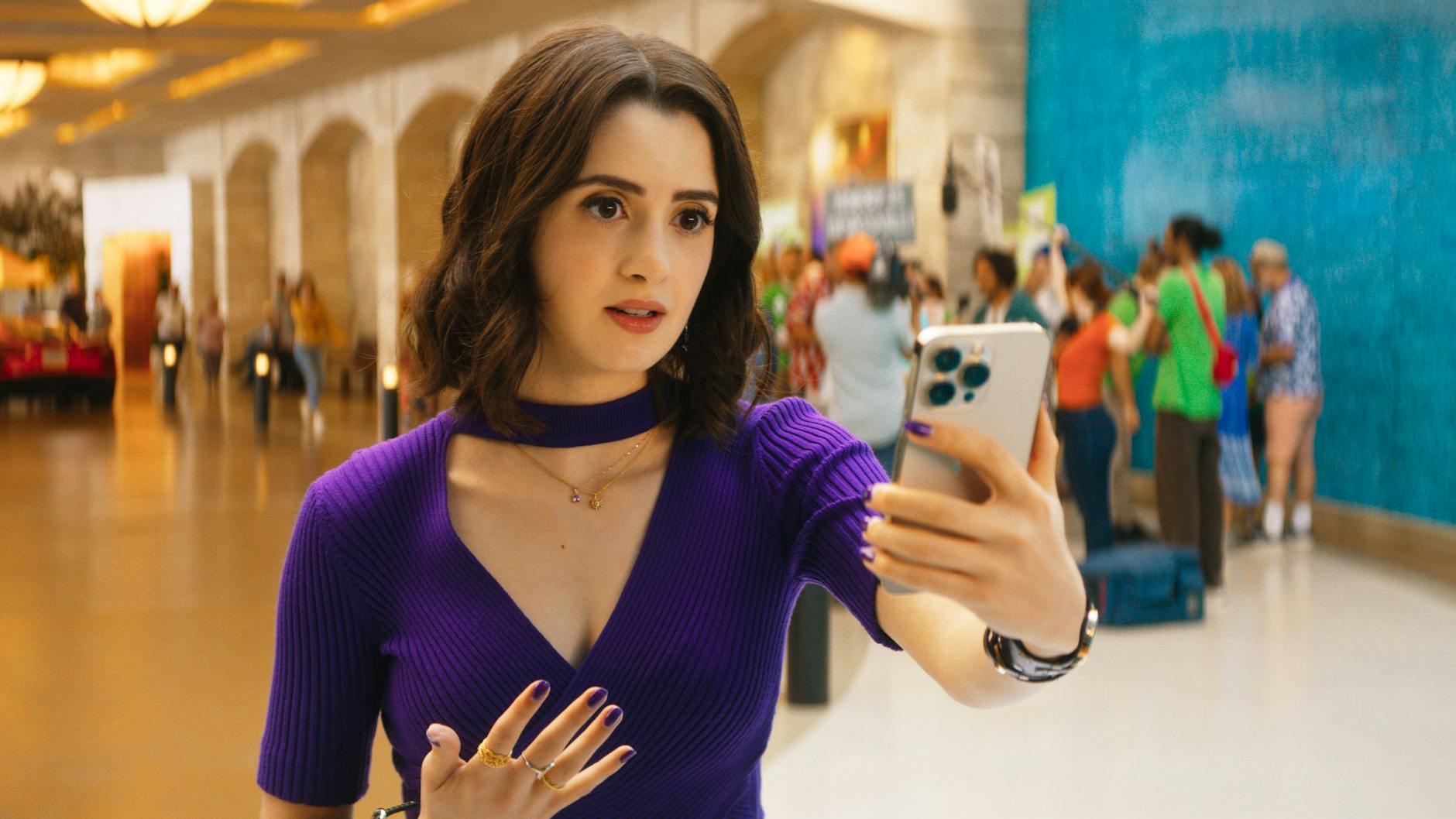 Cami und der Zuschauer haben in „Choose Love“ eine schwere Entscheidung vor sich.