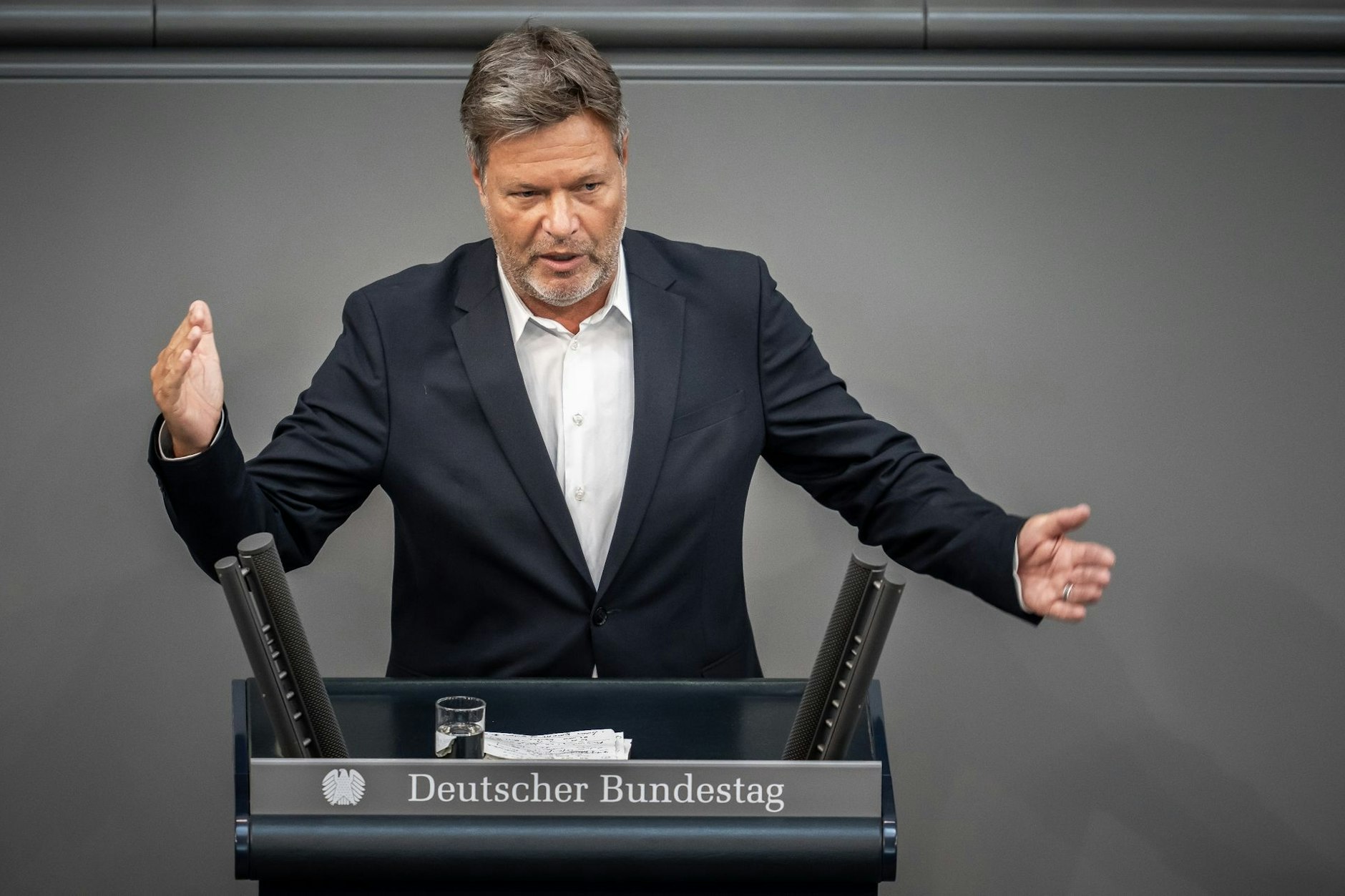 Bundeswirtschaftsminister Robert Habeck (Bündnis 90/Die Grünen) spricht im Bundestag.