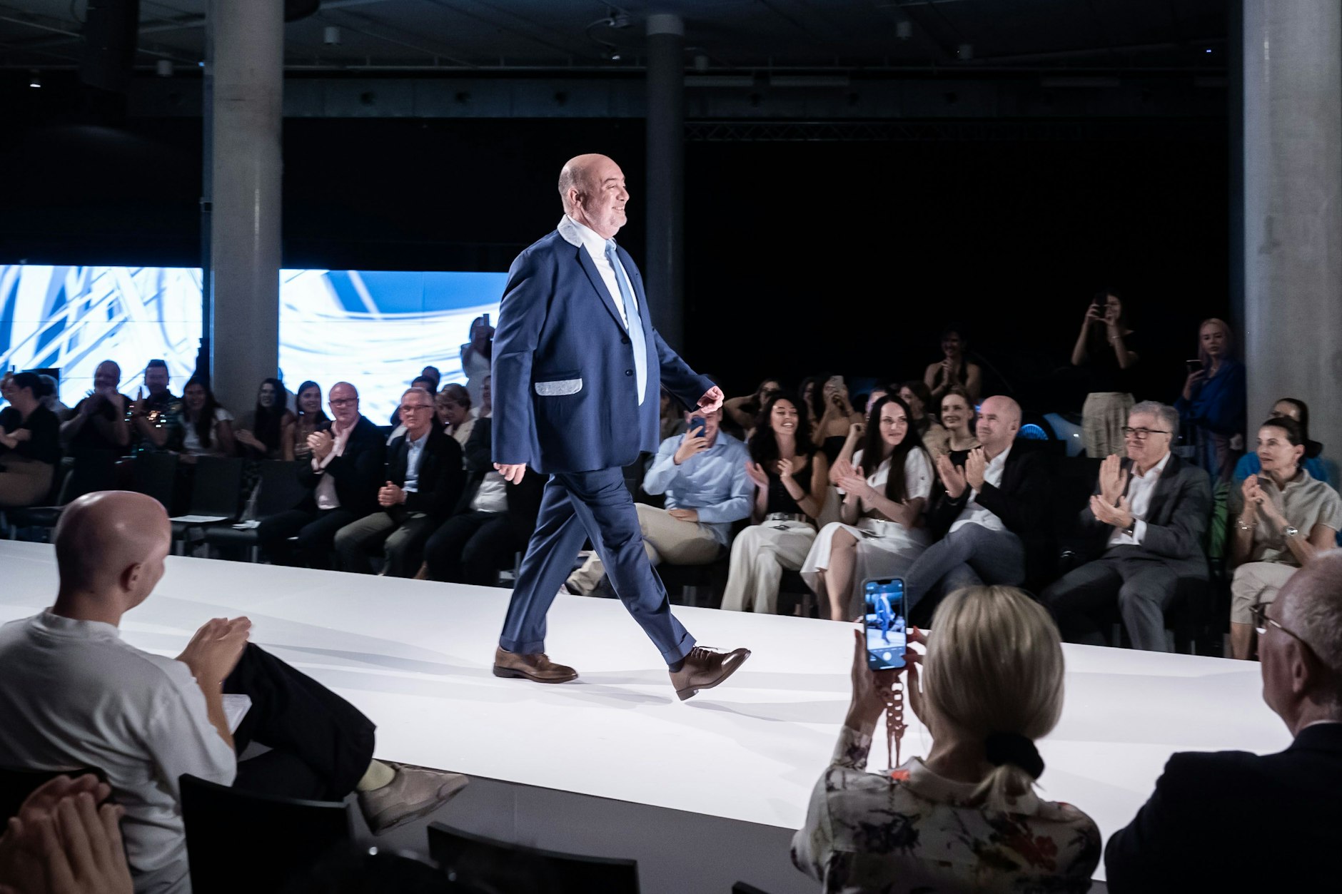 Der charmante Laufsteg-Auftritt des Botschafters Israels in Deutschland, Ron Prosor, amüsiert die Gäste.