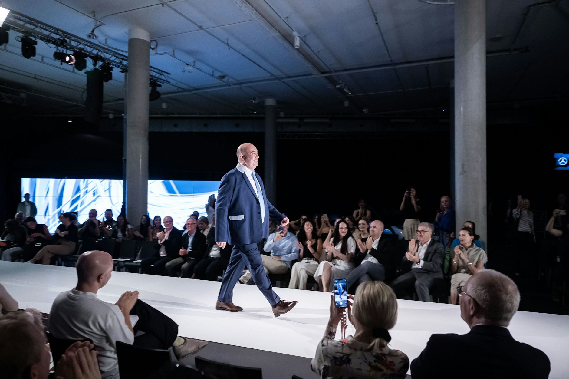 Der israelische Botschafter als Model: Ron Prosol.