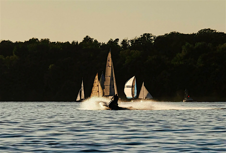 Ein Jetski-Fahrer ist am Abend auf der Havel unterwegs.  