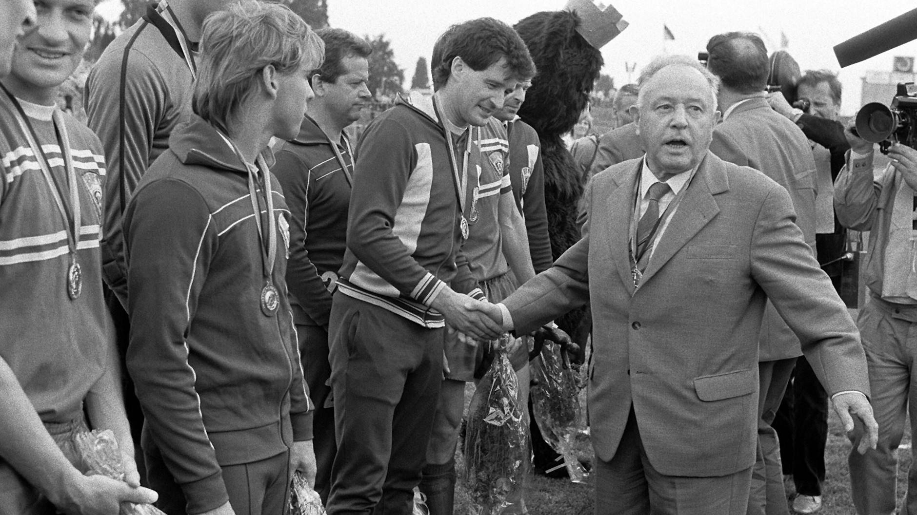 Vor diesem Händedrücken konnte er nicht wegrücken: Stasi-Chef Erich Mielke gratuliert 1987 Rainer Troppa und dem BFC Dynamo zur DDR-Meisterschaft.