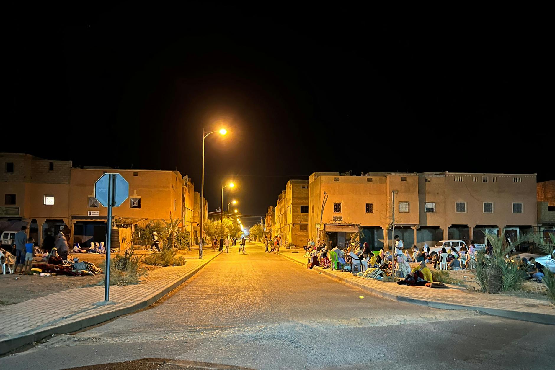 Bewohner der Stadt Ouarzazat, die nach einem Erdbeben auf einem freien Platz Schutz suchen.