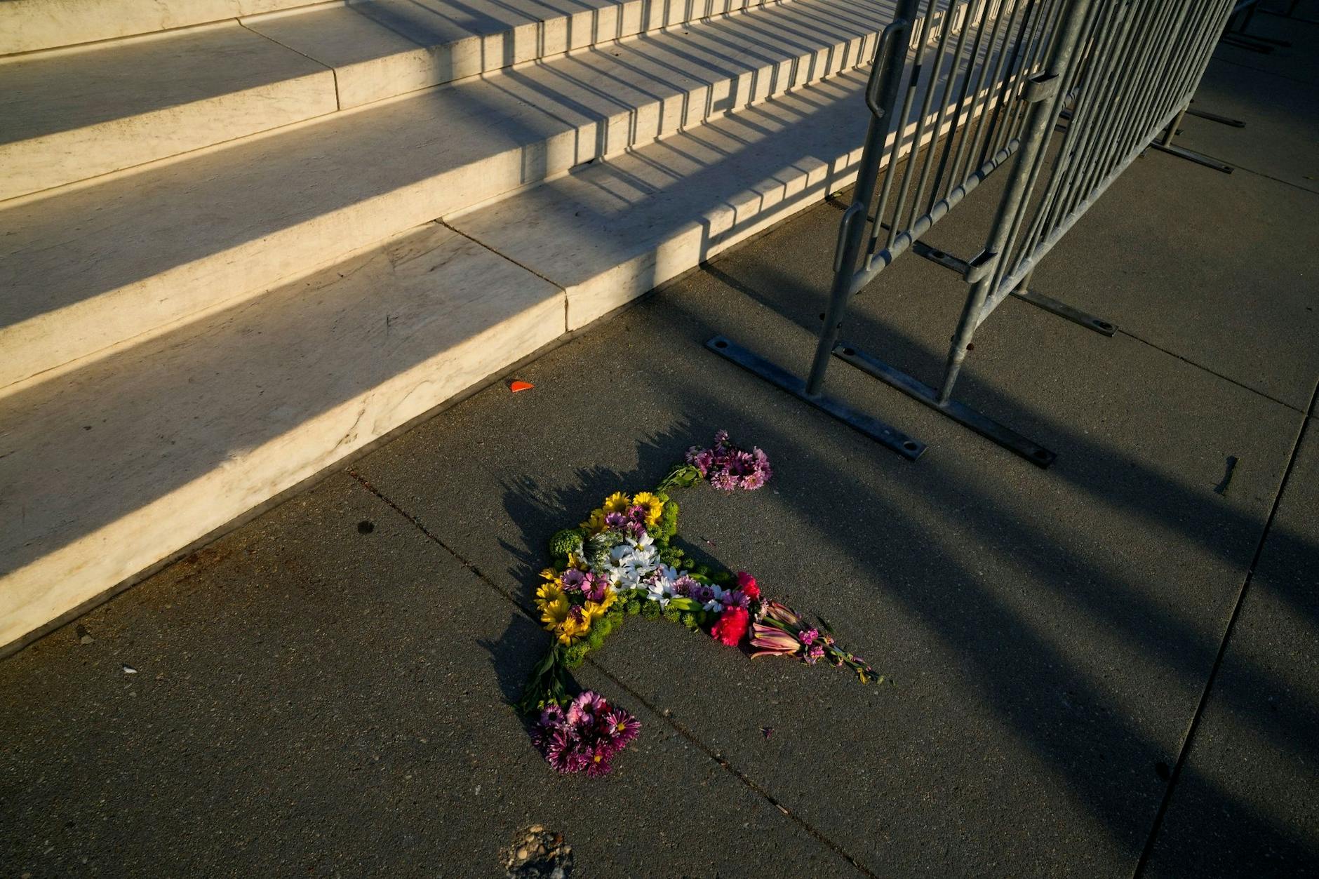 ARCHIV - Blumen in Form einer Gebärmutter liegen vor den Stufen des Obersten Gerichtshofs in Washington.