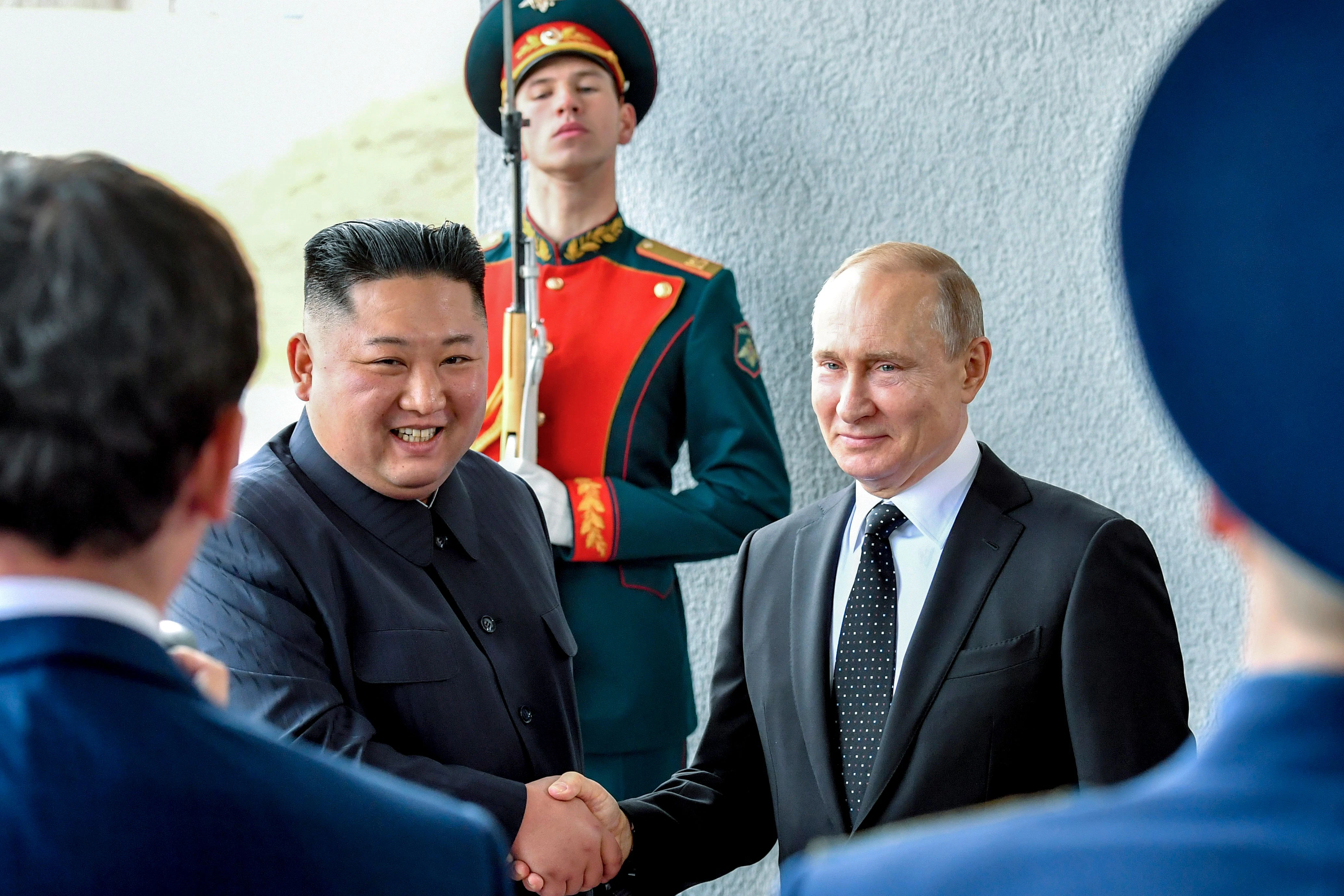 Russlands Präsident Wladimir Putin und Nordkoreas Führer Kim Jong-un geben sich bei ihrem Treffen in Wladiwostok, Russland, am Donnerstag, dem 25. April 2019, die Hand. Symbolbild.&nbsp;