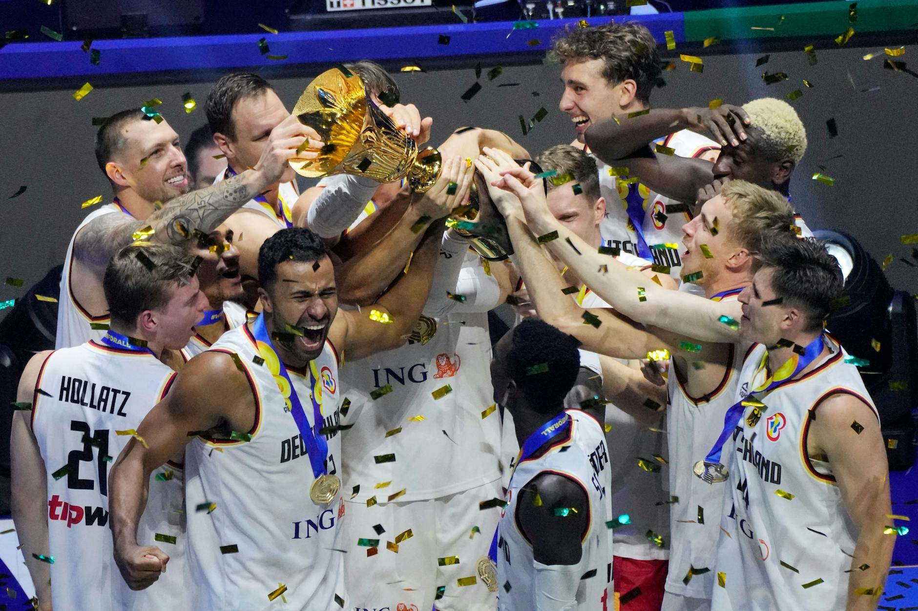 Die deutschen Basketballer jubeln über den Gewinn des Weltmeistertitels.