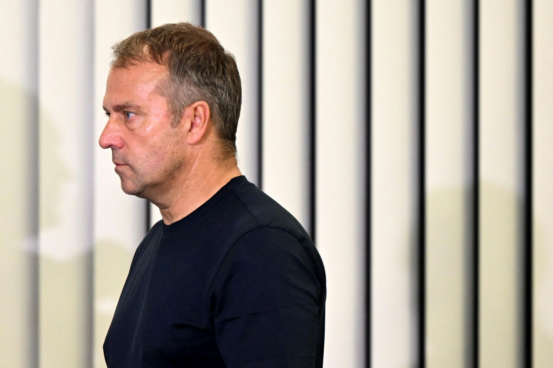 Bundestrainer Hansi Flick steht nach einer erneuten Blamage schwer unter Druck. Foto: Julian Stratenschulte/dpa